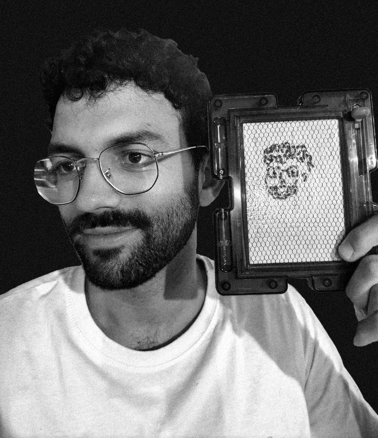 Retrato de Edu sosteniendo un pequeño marco magnético